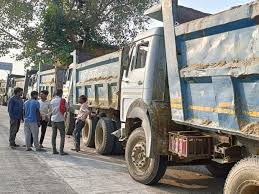 अवैध खनन में पकड़े गए पांच ट्रक, सीज किए गए