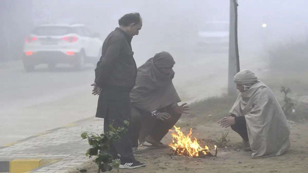 उत्तर भारत में कड़ाके की ठंड, कई हिस्सों में तापमान गिरा, हिमाचल में बर्फबारी