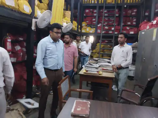 DM का छापा: आगरा कलेक्ट्रेट में पकड़ा बाहरी ‘घुसपैठिया’, मचा हड़कंप!