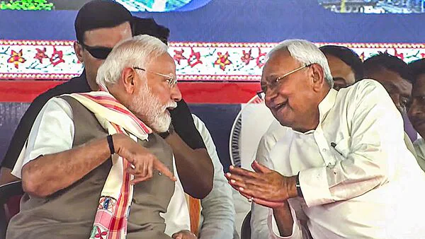 VIDEO मोमेंट्स: CM नीतीश भूले नाम, 30 सेकेंड में 10 बार हाथ जोड़े, लोगों से करवाया प्रणाम!