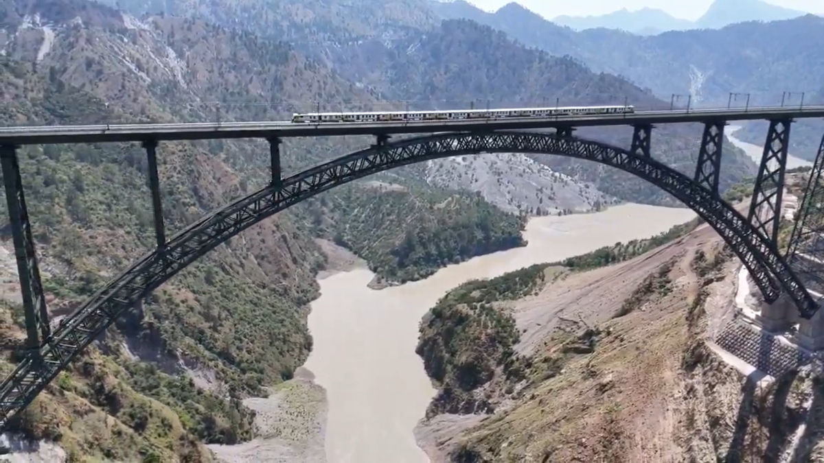 इतिहास रचा गया: पहली ट्रेन जो कश्मीर तक दौड़ेगी, अब सफर होगा बस 3 घंटे का!