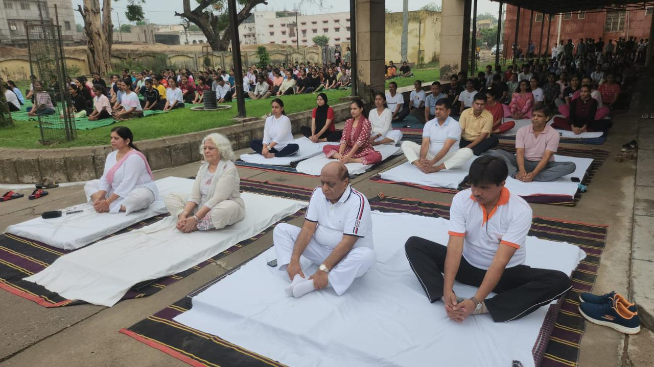 एसएन मेडिकल कॉलेज आगरा में अंतर्राष्ट्रीय योग दिवस पर विशाल शिविर