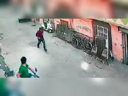 कमला नगर में घर के बाहर बैठे युवक को रंगबाजी में मारी गोली