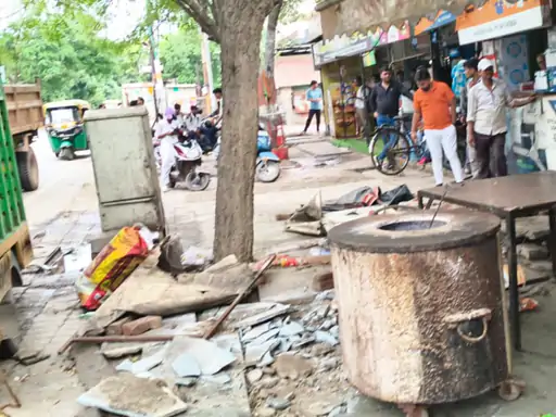 आगरा में गरजा नगर निगम का ‘बुलडोजर’: सड़क पर खुला ढाबा ध्वस्त, नाली पर बने निर्माण भी साफ!