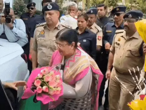 आगरा पहुंचते ही राज्यपाल के कुलपति ने छुए पैर: वीडियो वायरल होने से विवाद, कार्यकाल विस्तार की अटकलें तेज!