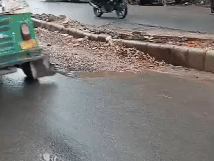₹4.80 करोड़ की नई सड़क पहली ही बारिश में धंसी! आगरा में बोदला-लोहामंडी रोड पर हर 30 मीटर पर गड्ढे, डिवाइडर भी धंसा