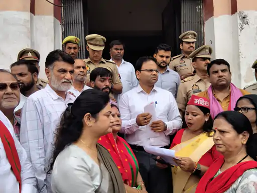 आगरा में महिला सपा कार्यकर्ताओं का ‘शराब ठेके बनाम स्कूल’ मार्च: बोलीं- ‘स्कूल बंद, ठेके चालू, ऐसे कैसे बनेगा विश्वगुरु!’ राज्यपाल को सौंपा ज्ञापन