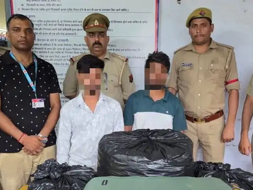 आगरा कैंट रेलवे स्टेशन पर ₹1.70 लाख का गांजा जब्त: दो सगे भाई गिरफ्तार, रायपुर से दिल्ली ले जा रहे थे खेप