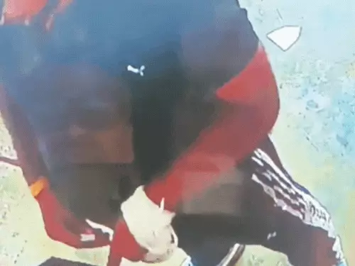 आगरा में शातिर ठग का नया ‘खेल’: ATM में डाला फेवीक्विक, चिपके कार्ड! CCTV में कैद हुआ आरोपी, पुलिस कर रही तलाश
