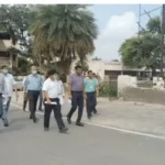 औचक निरीक्षण के दौरान डीएम के साथ अन्य अधिकारी