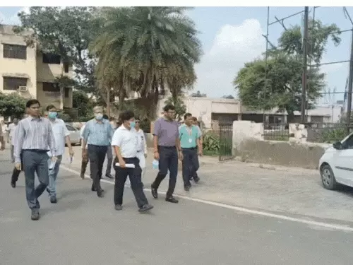आगरा जिला अस्पताल में ‘गंदगी का राज’: DM ने लगाई फटकार, गायब सफाई कर्मचारियों का मांगा रिकॉर्ड!