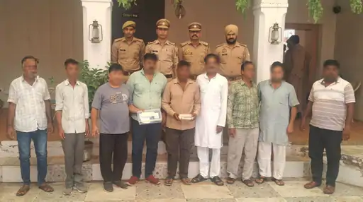 आगरा में जुए के अड्डे पर छापा: जगदीशपुरा पुलिस ने मकान से 9 जुआरियों को दबोचा, हजारों की नगदी और वाहन बरामद