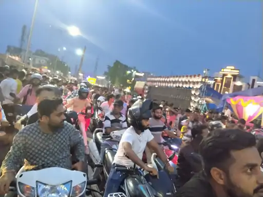 आगरा का कैलाश मेला बना ‘जामला’: 5 मिनट का सफर 3 घंटे में, एम्बुलेंस भी फंसी, प्रशासन की व्यवस्था हुई ‘फेल’!