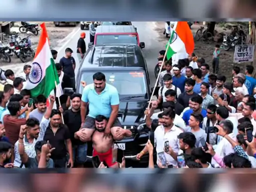 अकोला के गौरव पहलवान का हैरतअंगेज कारनामा: कमर में रस्सी बांधकर 50 मीटर तक खींची चार गाड़ियां, कंधों पर बिठाया एक शख्स भी!