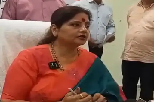 आगरा में महिला आयोग अध्यक्ष बबीता चौहान का ‘डबल अटैक’: मौलाना रशीदी और कथावाचक अनिरुद्धाचार्य दोनों को भेजा नोटिस, बोलीं- ‘भगवान इन्हें सद्बुद्धि दे!’