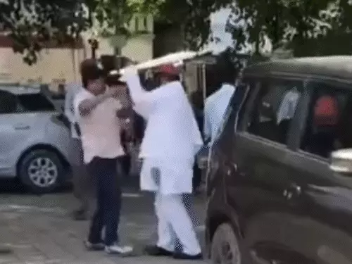 कन्नौज में ‘कुर्सी’ पर खूनी जंग: अखिलेश के करीबी सपा नेता को कॉलर पकड़कर पीटा, 7 थप्पड़ मारे; वीडियो वायरल!