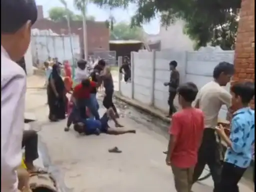 आगरा: नलकूप की चाबी मांगने पर भाभी की बेरहमी से पिटाई, जेठ-जेठानी और बेटों ने पटक-पटककर मारा; CCTV में कैद हुई वारदात