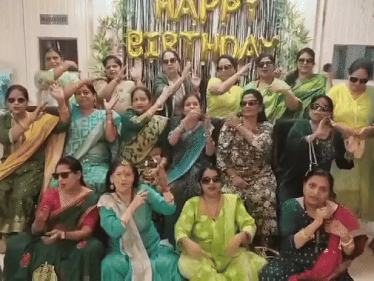 आगरा में फ्रेंड्स क्लब ने मनाई हरियाली तीज: हरे परिधानों में सजी महिलाओं ने किया जमकर डांस, झूले-गीत से सजा सावन का उत्सव!