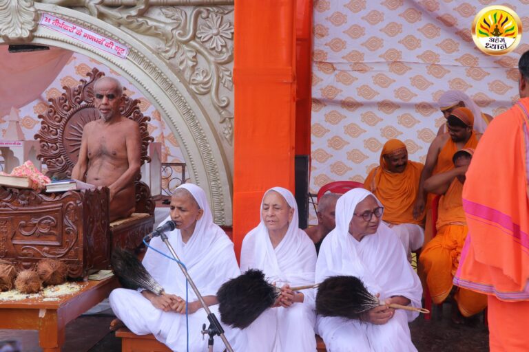 आगरा में धूमधाम से मना भगवान पार्श्वनाथ का मोक्ष कल्याणक दिवस: 23 किलो का निर्वाण लाडू चढ़ाकर श्रद्धालुओं ने की वंदना