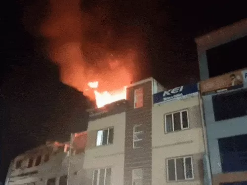 आगरा के होटल डीसी विलास में भीषण आग: AC कंप्रेसर फटने से लगी आग, देर रात मची अफरा-तफरी, कोई हताहत नहीं