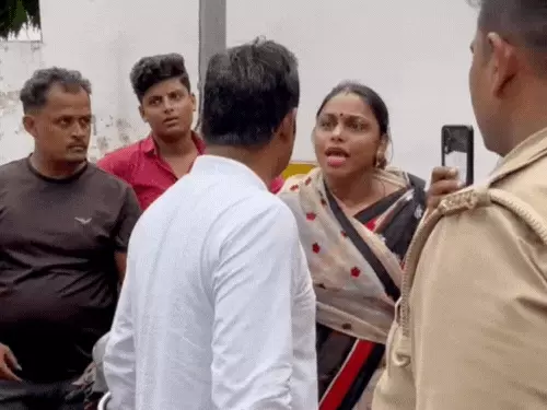 आगरा: पार्षद के घर पर हंगामा, बेटे पर डेढ़ करोड़ की धोखाधड़ी का आरोप; पुलिस मौके पर पहुंची