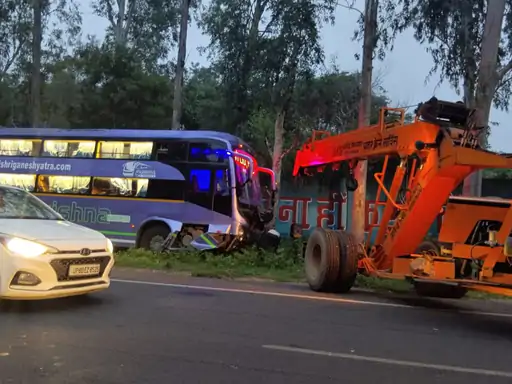 वाहन की हाई बीम की वजह से ‘धड़ा…धाम!’ आगरा में टाटा गेट पर भयानक हादसा: कार और दो बसें पेड़ से टकराईं, तीन पुलिसकर्मी घायल