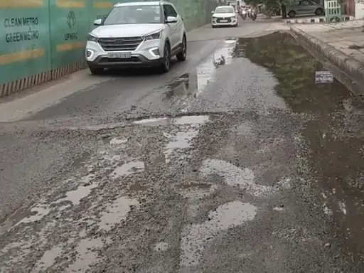 आगरा की ‘लाइफ-लाइन’ अब ‘गड्ढा-लाइन’: मेट्रो निर्माण ने MG रोड को बनाया नरक, DM आवास के बाहर ही दिखी चकाचक सड़क!
