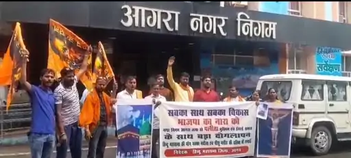 आगरा में मूर्ति विवाद: हिंदू महासभा ने नगर निगम पर लगाया एक धर्म के प्रचार का आरोप