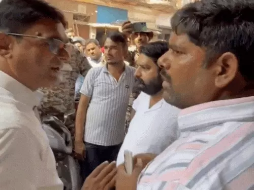 नगर आयुक्त को फोन करो, कहो-कांग्रेस महानगर अध्यक्ष आएं हैं: ‘बाजार सड़क पर ही चलता है’, नाई की मंडी में अतिक्रमण हटाने गई टीम को कांग्रेस नेता ने रोका, बिना कार्रवाई लौटी नगर निगम की टीम