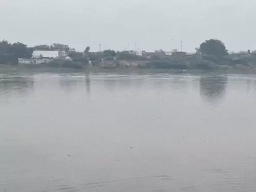 आगरा में यमुना खतरे के निशान के करीब, निचले इलाकों में घुसा पानी; 35 गांवों पर मंडराया संकट