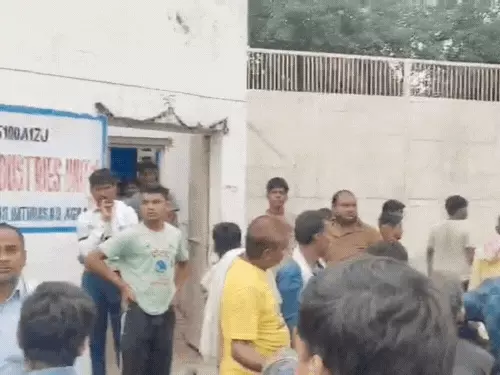 आगरा में दर्दनाक हादसा: “चलो लाइट नहीं है, मशीन साफ कर लेता हूं…” और अचानक लाइट आने से गई कारीगर की जान!