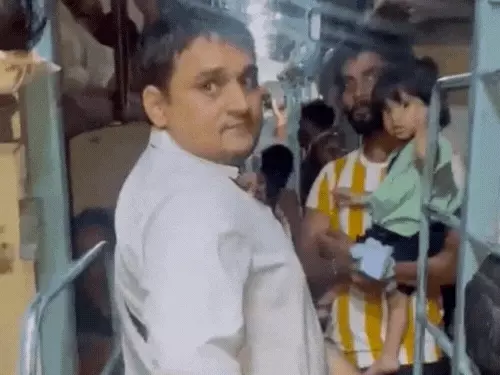 कर्नाटक संपर्क क्रांति एक्सप्रेस में टीईटी-यात्री विवाद: आगरा के GRP सिपाही 11 घंटे ग्वालियर थाने में ‘बंद’, ₹20 हजार मांगने का आरोप