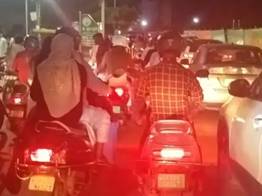 आगरा में रक्षाबंधन : शहर की छोटी-बड़ी सड़कें जाम, 5 मिनट का रास्ता बना 1 घंटे का सफर!