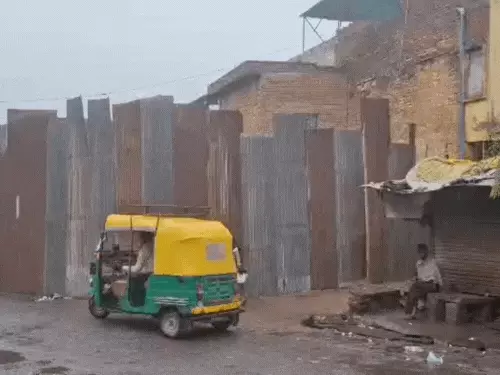 सुप्रीम कोर्ट के आदेश की धज्जियां! ताजमहल के 500 मीटर के दायरे में धड़ल्ले से चल रहा अवैध निर्माण, VIDEO वायरल; ASI ने दर्ज कराई FIR, फिर भी नहीं रुक रहा काम