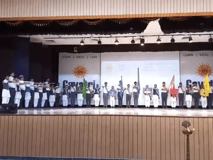 आगरा के गायत्री पब्लिक स्कूल में जोश और नई ऊर्जा के साथ हुआ शपथ समारोह: 44 छात्रों ने ली छात्र परिषद की जिम्मेदारी