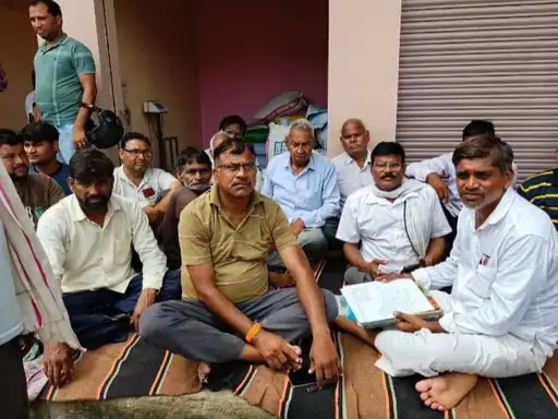 आगरा में ‘सड़क नहीं तो वोट नहीं’! अकबरपुर के ग्रामीण अनिश्चितकालीन धरने पर बैठे, 2 साल से कर रहे सड़क निर्माण की मांग