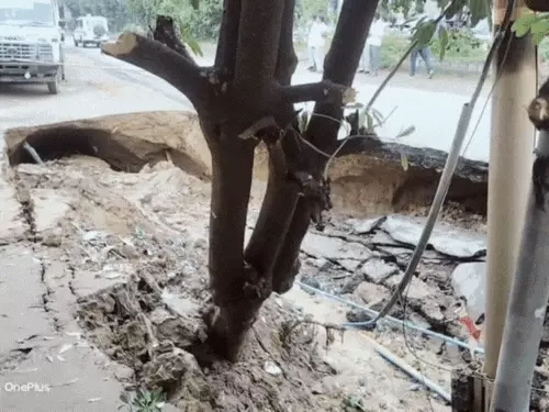 आगरा में तेज बारिश के बाद धंसी 15 फीट गहरी सड़क, गड्ढे में फंसा ट्रक; कई इलाकों में जलभराव