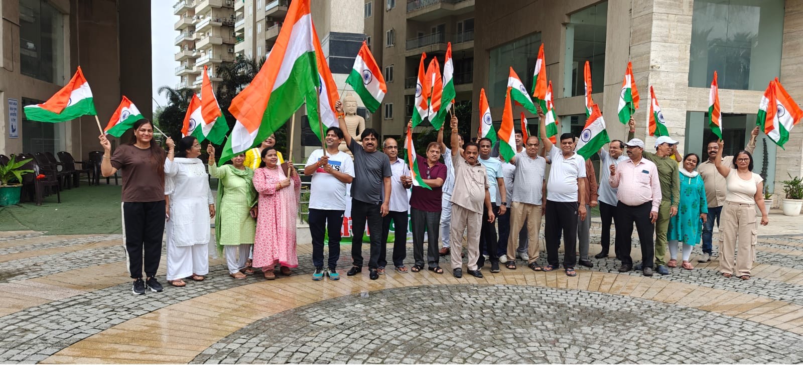 आगरा के शंकर ग्रीन्स में ‘हर घर तिरंगा’ अभियान की धूम: सोसाइटी परिसर में निकली भव्य यात्रा, महिलाओं की सक्रिय भागीदारी से युवाओं में भरा देशभक्ति का जोश