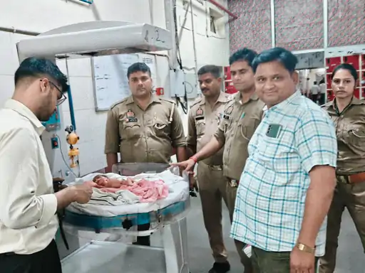 आगरा में अमानवीय घटना: मां ने नवजात बच्ची को झाड़ियों में फेंका, राहगीर की सूझबूझ से बची जान!