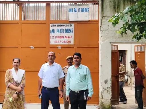 आगरा में यूरिया के ‘दुरुपयोग’ पर बड़ी कार्रवाई: 10 औद्योगिक इकाइयों पर छापा, 400 विक्रेताओं को नोटिस; सैंपलों की जांच जारी
