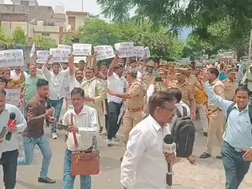 आगरा में मुख्य चुनाव आयुक्त के आवास का कांग्रेसियों ने किया घेराव: ‘वोट चोर’ बताकर मांगा इस्तीफा, पुलिस से हुई झड़प