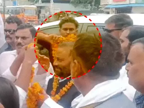 हिंदू धर्म, रामचरितमानस और ब्राह्मणों पर विवादित टिप्पणी करने वाले नेता स्वामी प्रसाद मौर्य की रायबरेली में पिटाई, देखिए VIDEO