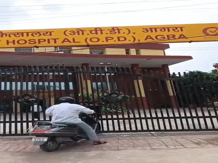 आगरा जिला अस्पताल में डॉक्टरों की मनमानी: 2 घंटे देरी से पहुंचे, मरीजों को गर्मी-उमस में करना पड़ा लंबा इंतजार!