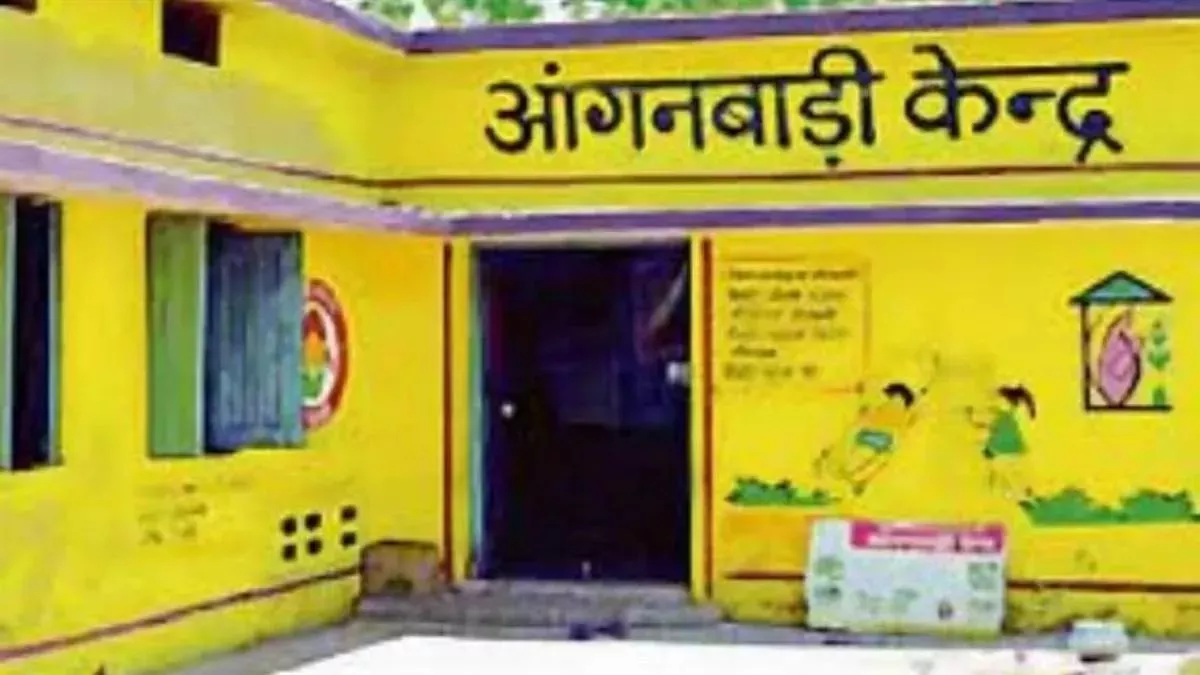 आगरा में आंगनबाड़ी भर्ती घोटाला: 12 कार्यकर्ता बर्खास्त, गलत निवास और आय प्रमाण पत्र लगाने का आरोप सिद्ध; DM के आदेश पर हुई कार्रवाई