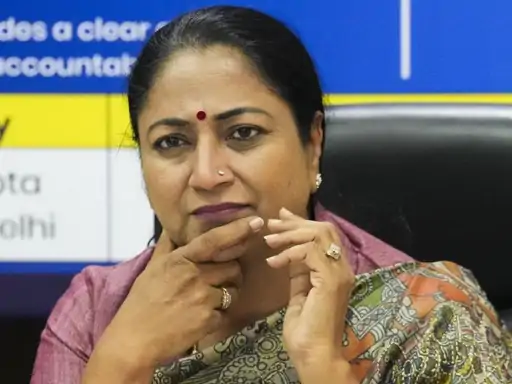 दिल्ली की मुख्यमंत्री रेखा गुप्ता पर CM आवास में जनसुनवाई के दौरान ‘थप्पड़ से हमला’: सिर में भी चोट, हमलावर गिरफ्तार; सुरक्षा पर उठे गंभीर सवाल