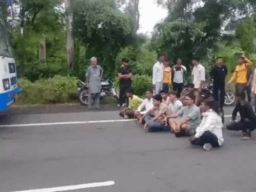 आगरा में दर्दनाक हादसा: तेज रफ्तार वाहन ने 8 गोवंश को रौंदा, हाईवे पर हंगामा और जाम