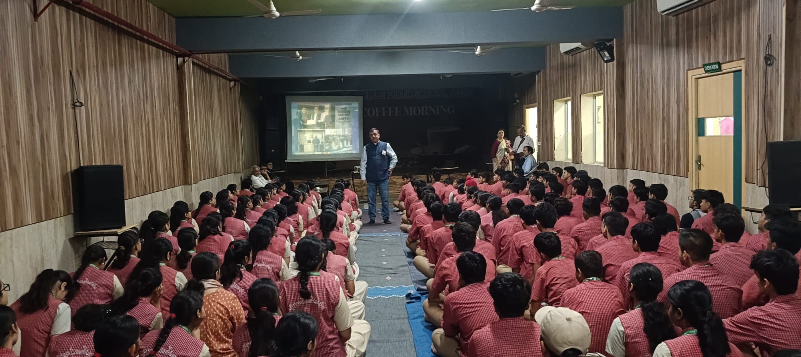 प्रिल्यूड पब्लिक स्कूल में साइबर सुरक्षा कार्यशाला: डॉ. रक्षित टंडन ने छात्रों को ‘डिजिटल डिमेंशिया’ और स्कैम से बचने के गुर सिखाए