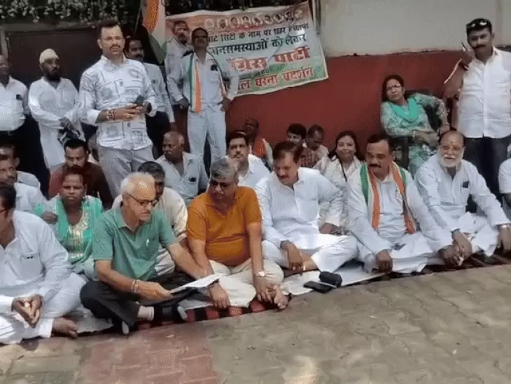 आगरा में कांग्रेस का नगर निगम पर धरना: ‘स्मार्ट सिटी के नाम पर बंदरबांट, सड़कें-सीवर बदहाल’, उग्र आंदोलन की चेतावनी