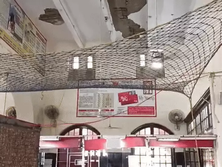 आगरा का ऐतिहासिक प्रतापपुरा डाकघर जर्जर: कर्मचारी जान जोखिम में, छत गिरने का खतरा; ASI ने झाड़ा पल्ला