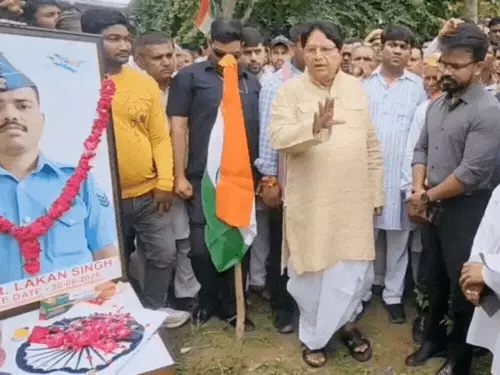 आगरा में SDM को ‘शहीद का पाठ’ पढ़ाते दिखे सपा सांसद रामजीलाल सुमन